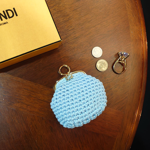 FENDI フェンディ がま口 コインケース 小銭入れ ミニポーチ かぎ編み ライトブルー.