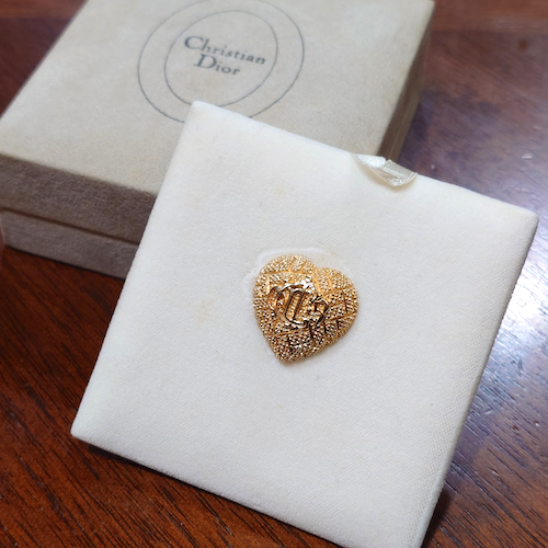 ヴィンテージ Dior ディオール ハート型 エンブレム ロゴ ピンブローチ ゴールド.