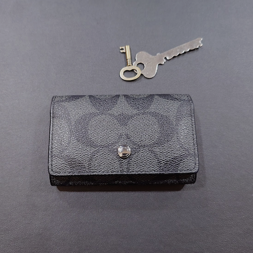 COACH コーチ シグネチャー 5連キーケース PVC チャコール ブラック.