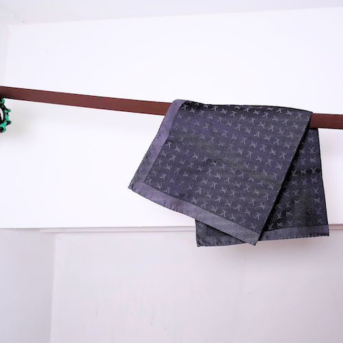 LOUIS VUITTON ルイヴィトン LV ロゴ シルク ポケットチーフ ハンカチ チャコール.