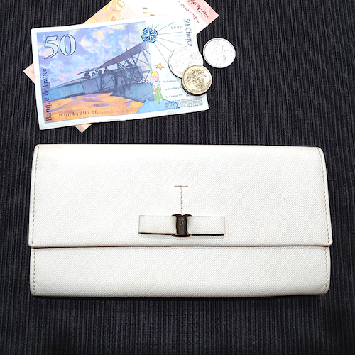SALE！【Ferragamo】 フェラガモ ヴァラ ロングウォレット ホワイト.