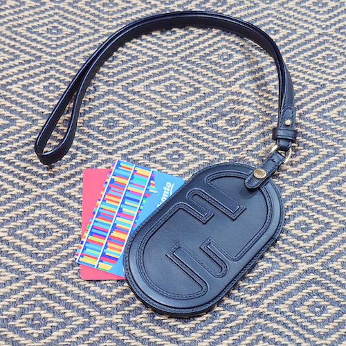 FENDI フェンディ オーロック カードホルダー パスケース ネックストラップ レザー ブラック.