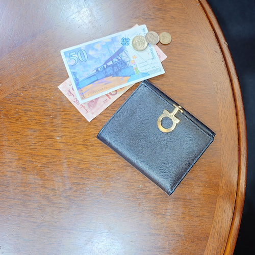 Salvatore Ferragamo フェラガモ ガンチーニ 二つ折り 財布 ブラック レザー.