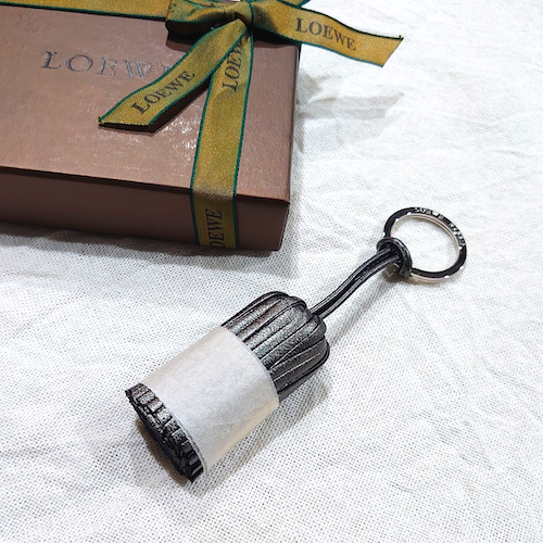 未使用 LOEWE ロエベ  フリンジ タッセル キーホルダー キーリング チャーム メタリック.