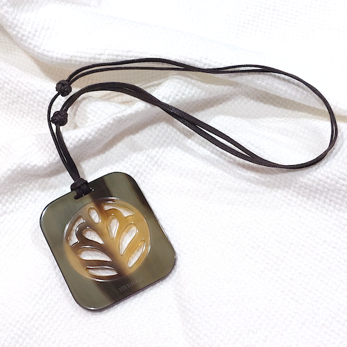 HERMES エルメス バッファローホーン ラッカー ペンダント ネックレス リバーシブル.