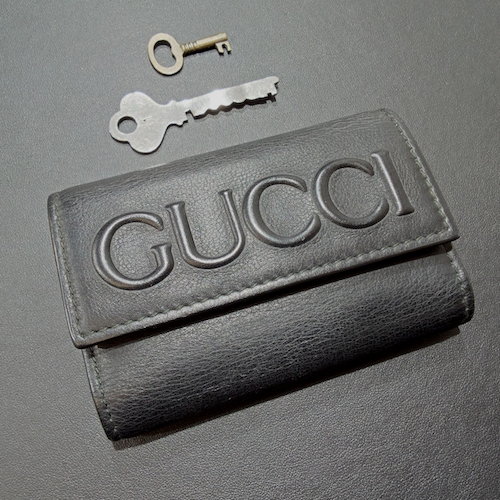 GUCCI グッチ エンボスロゴ 6連キーケース レザー ブラック.