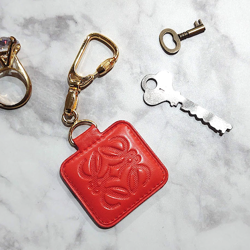 【LOEWE】 ロエベ キーホルダー アナグラム コーラルピンク サーモンピンク レアカラー .