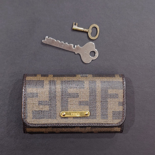 FENDI フェンディ ズッカ柄 6連キーケース ゴールド ロゴプレート 8AP079.