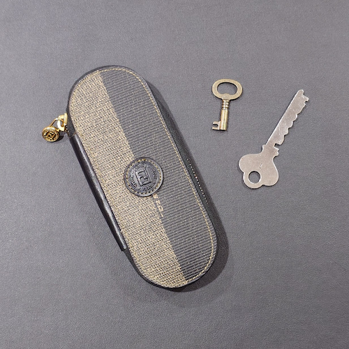 FENDI フェンディ ペカン柄 オーバル 8連 キーケース ラウンドファスナー カーキ ブラック.