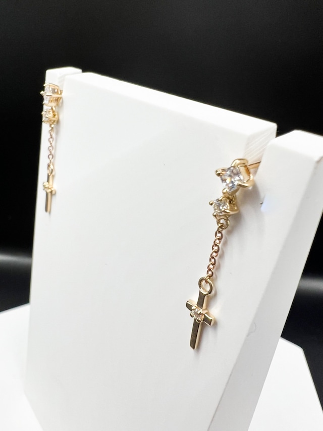 Eluの十字架　チェーン　ロングピアス