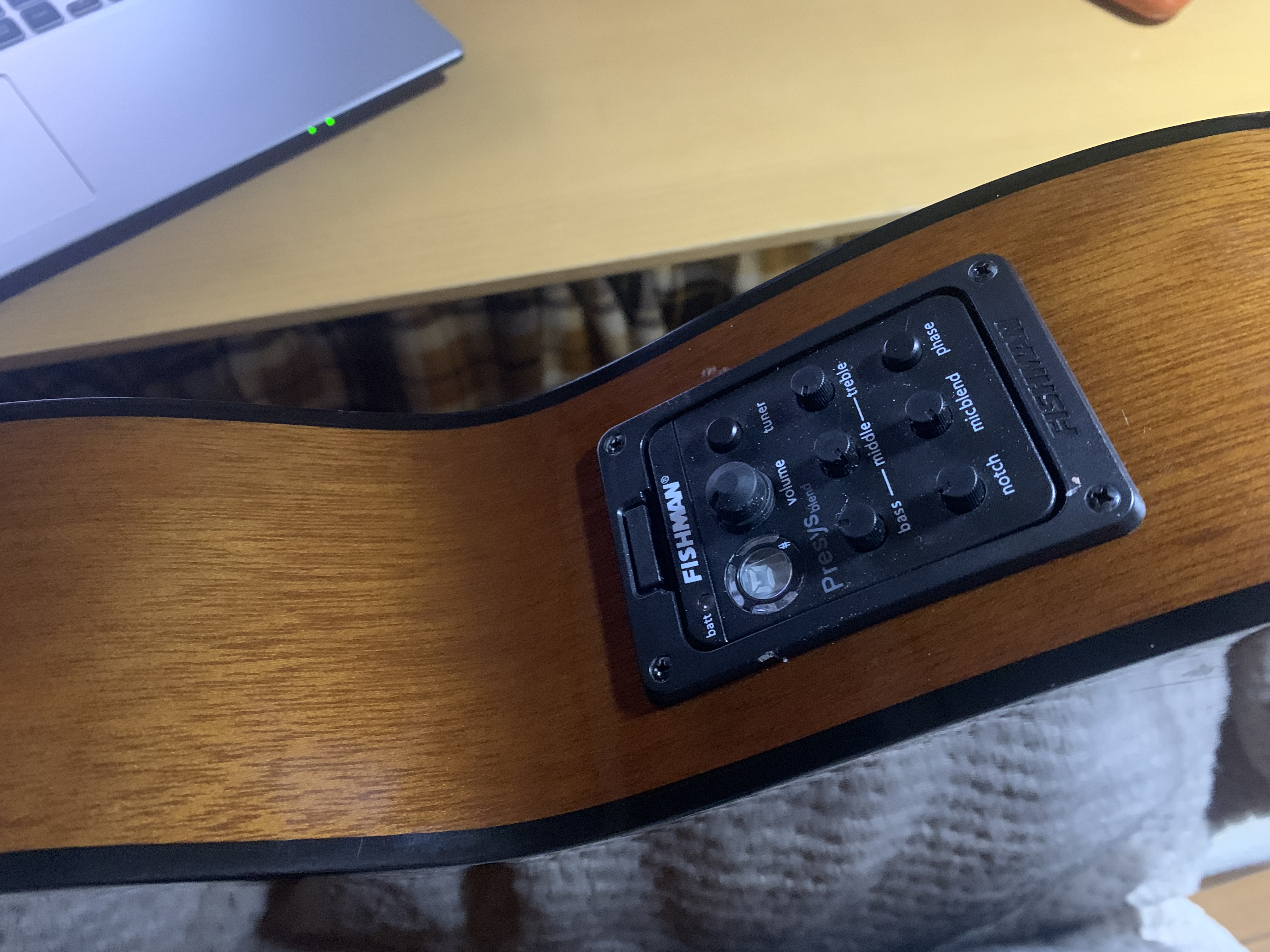 YAMAHAクラッシックギター（CS40J）にピックアップ取付の依頼