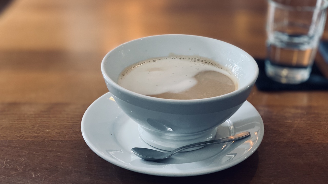 木曜、冷えと緊張をほどく。体の輪郭を取り戻すウォームウッドの香り