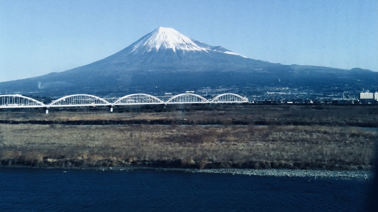 日本の“所作”が教えてくれる、香水初心者のための最小量のつけ方