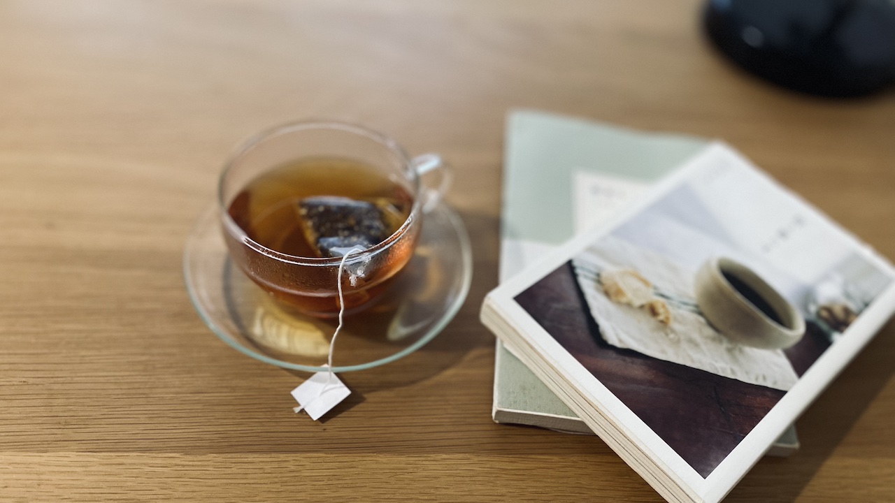 読書と紅茶に合わせたい香りの提案〜秋の週末に寄り添うアロマ時間〜