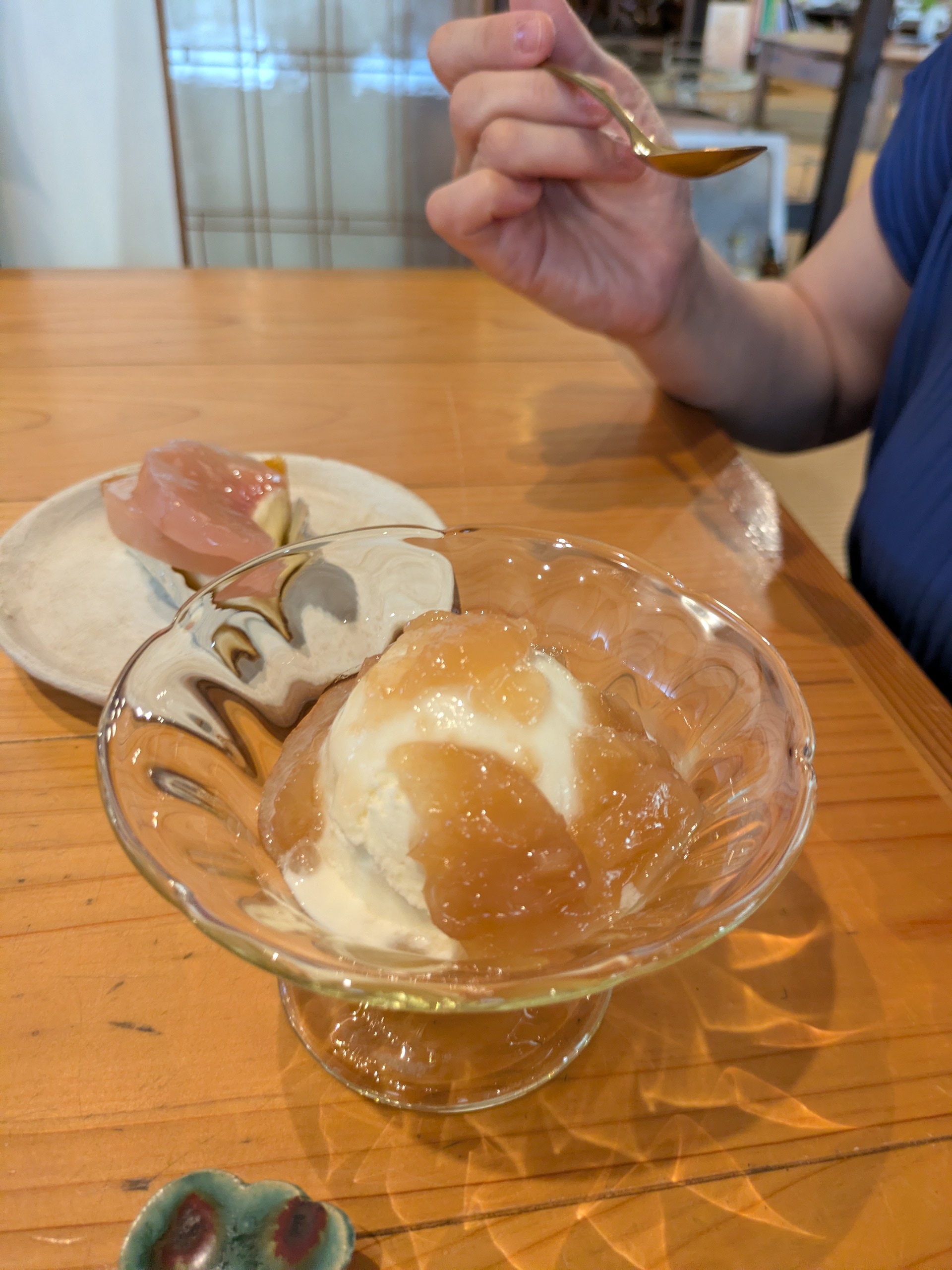 桃のせアイス