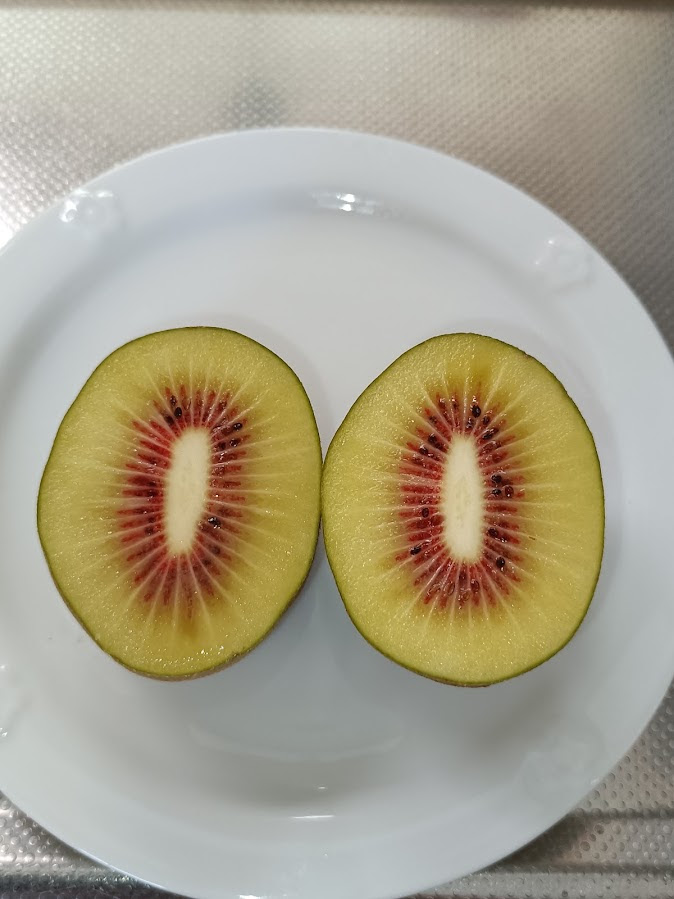 イチゴキウイの取り扱いを始めました