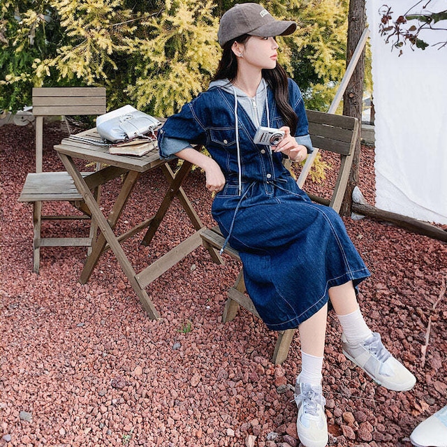 フード付き重ね着風ミディアム丈デニムワンピース