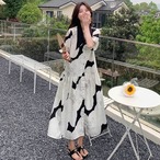 視線を奪う大胆柄♡夏映えモノトーンワンピでリゾート気分コーデ