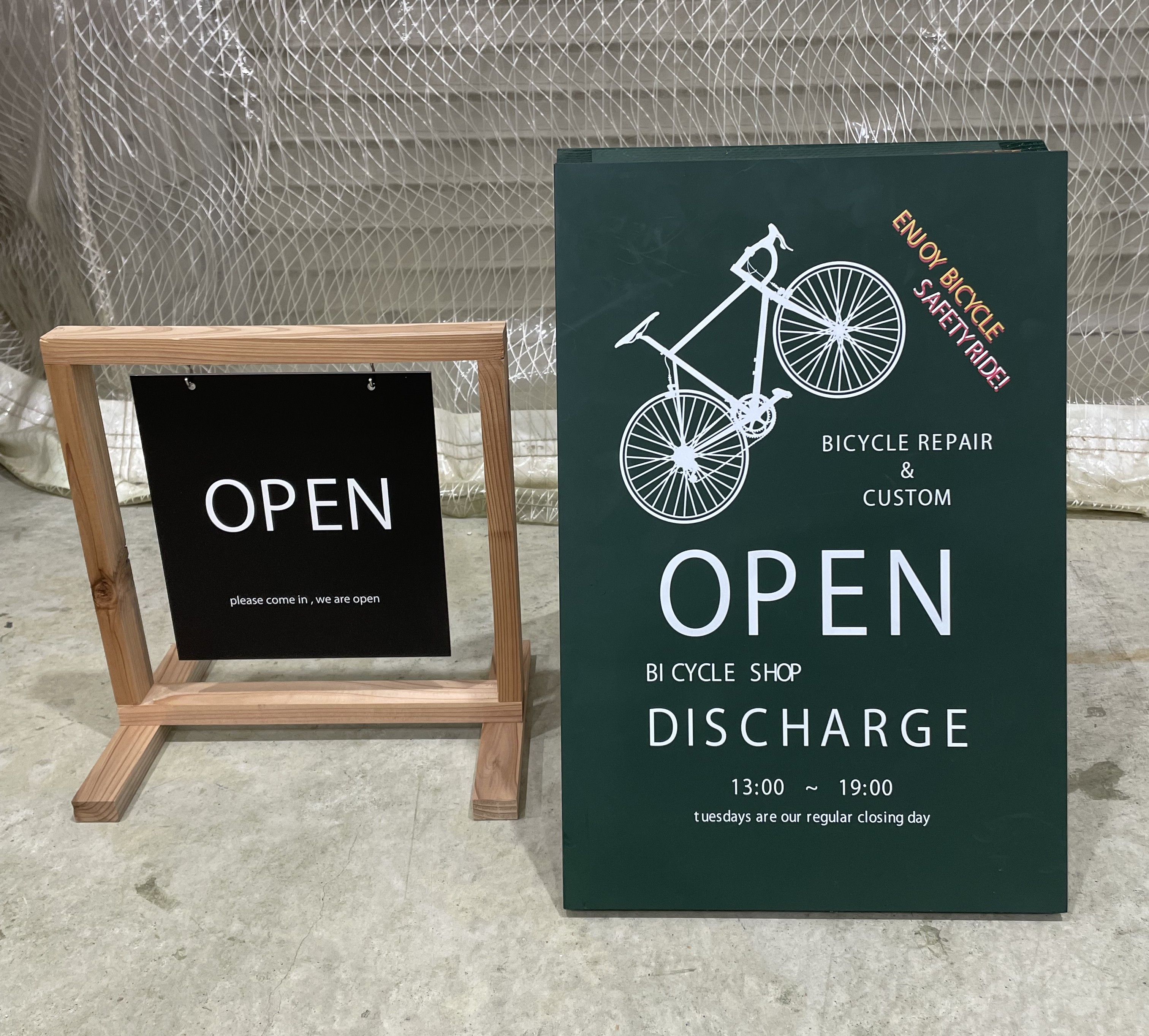 屋外用A型看板、店内用吊り下げ看板などなど。