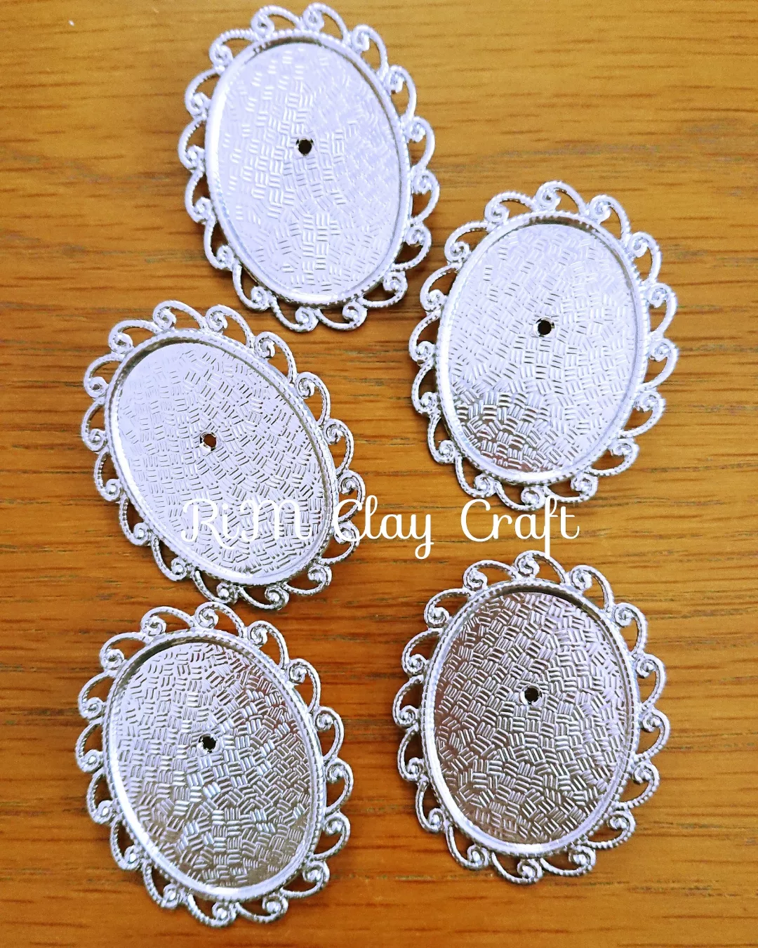 新作の粘土のブローチシリーズ