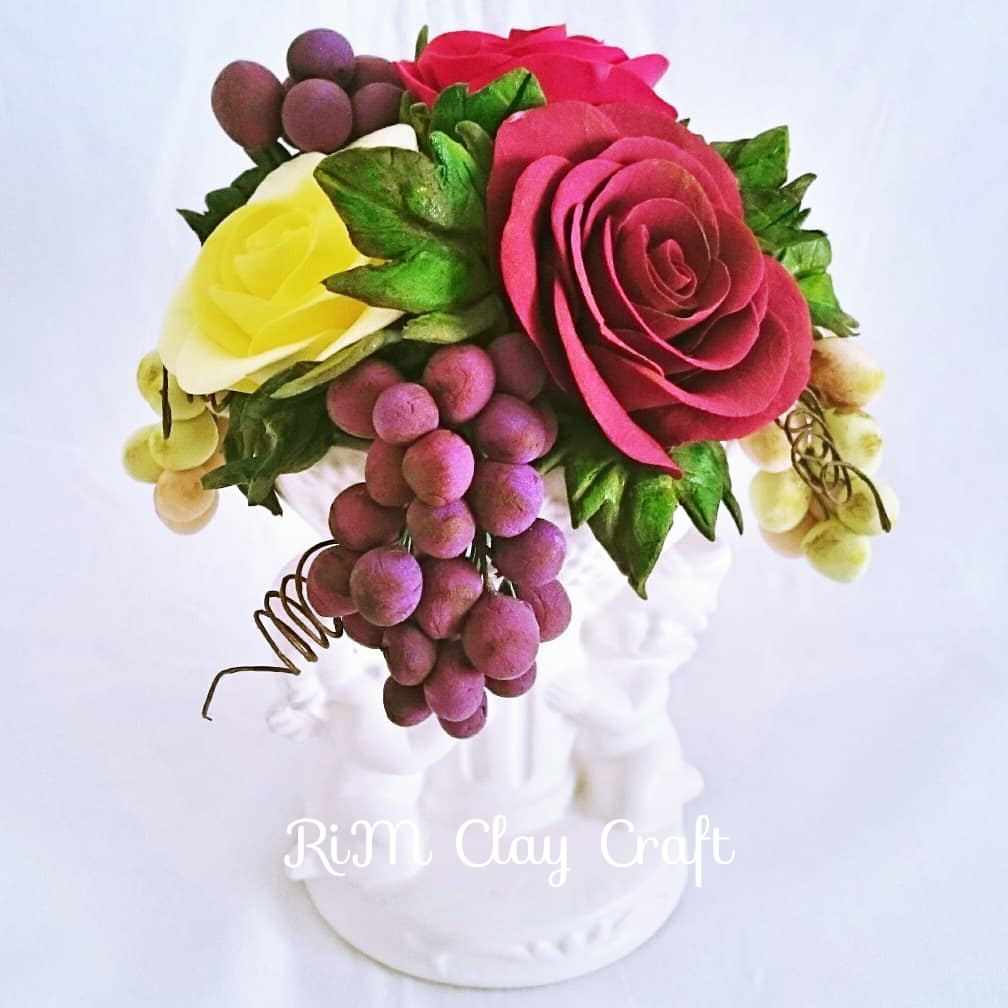 クラシカルな薔薇と葡萄のアレンジメント