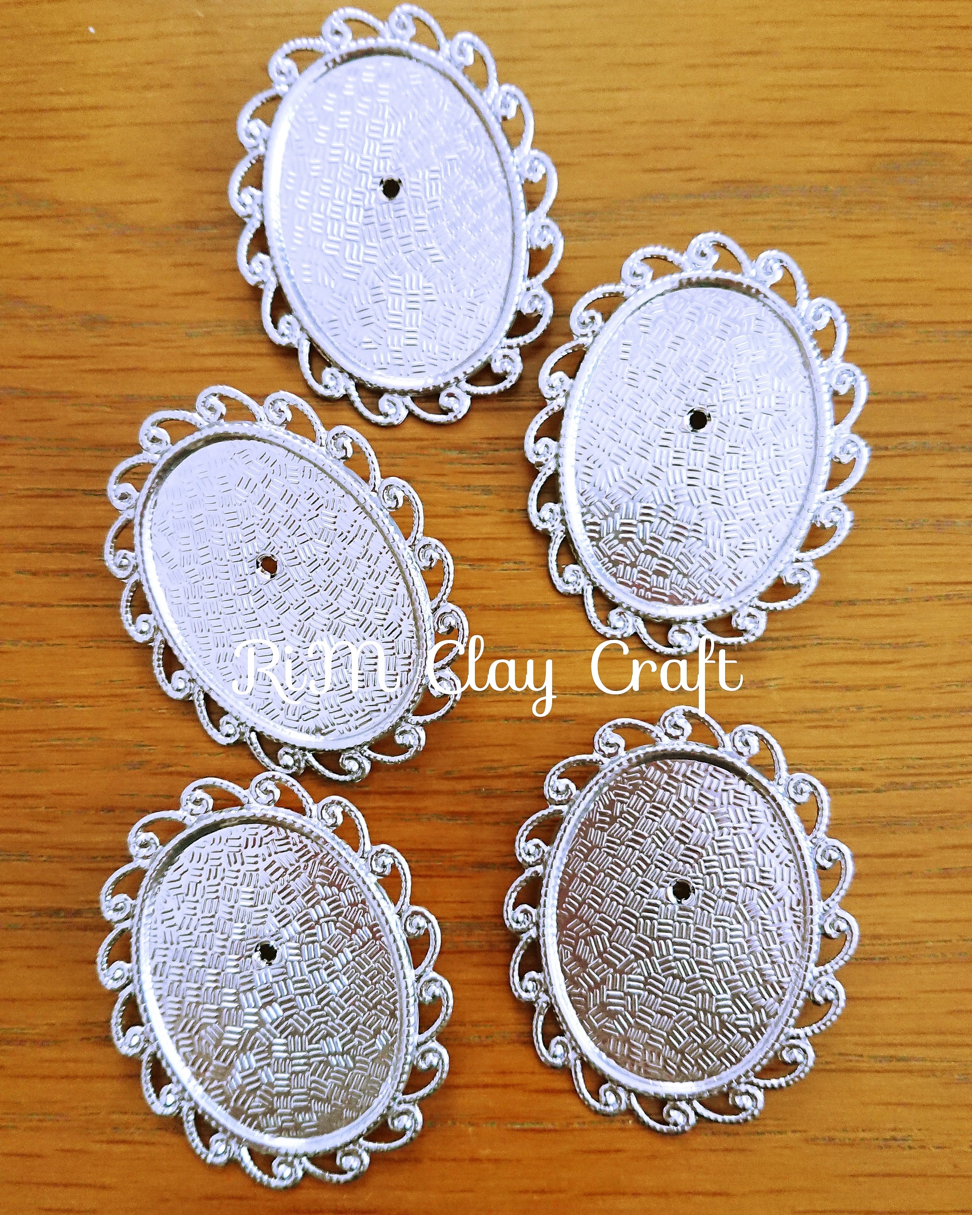 新しいブローチ台が届きました