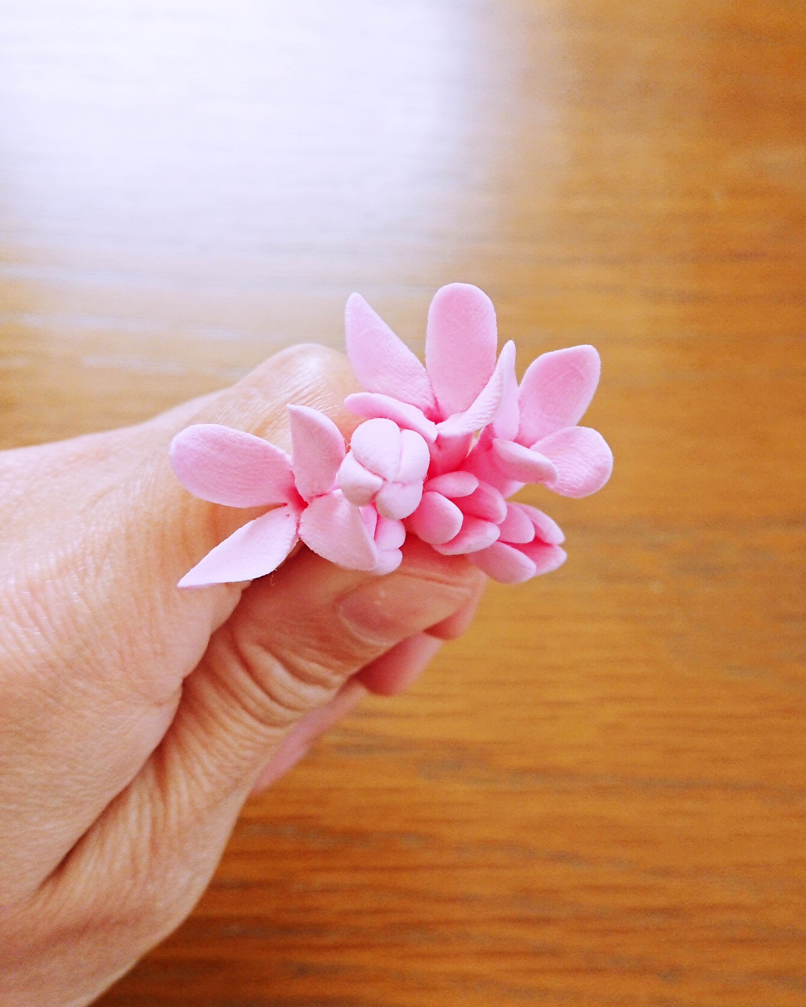 粘土で作ったライラックの花のパーツ