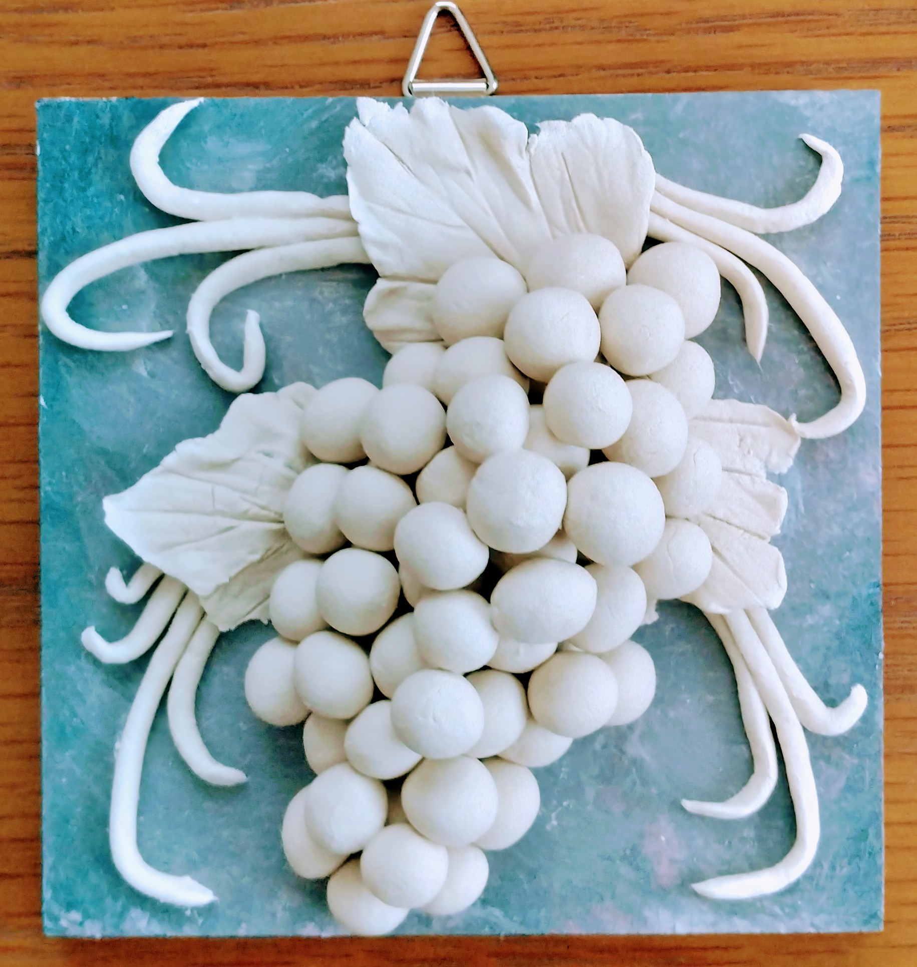 粘土作品展6枚シリーズぶどうを作りました🍇