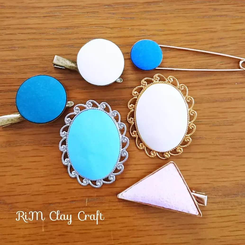 粘土でブローチの土台を作りました