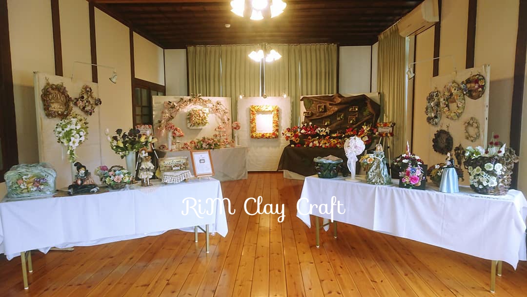 粘土の作品展会場
