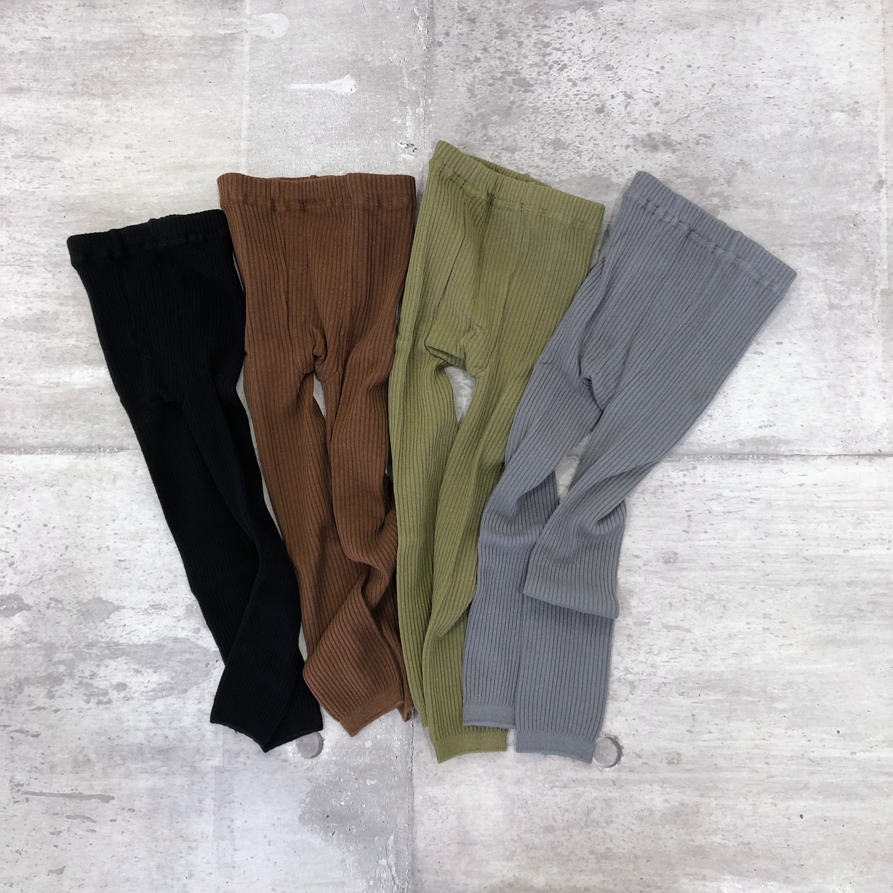 ニュアンスカラーのレギンス