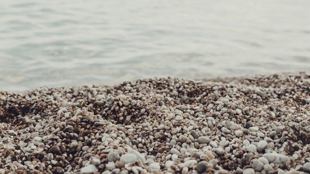 Beach gravel［石の意味］