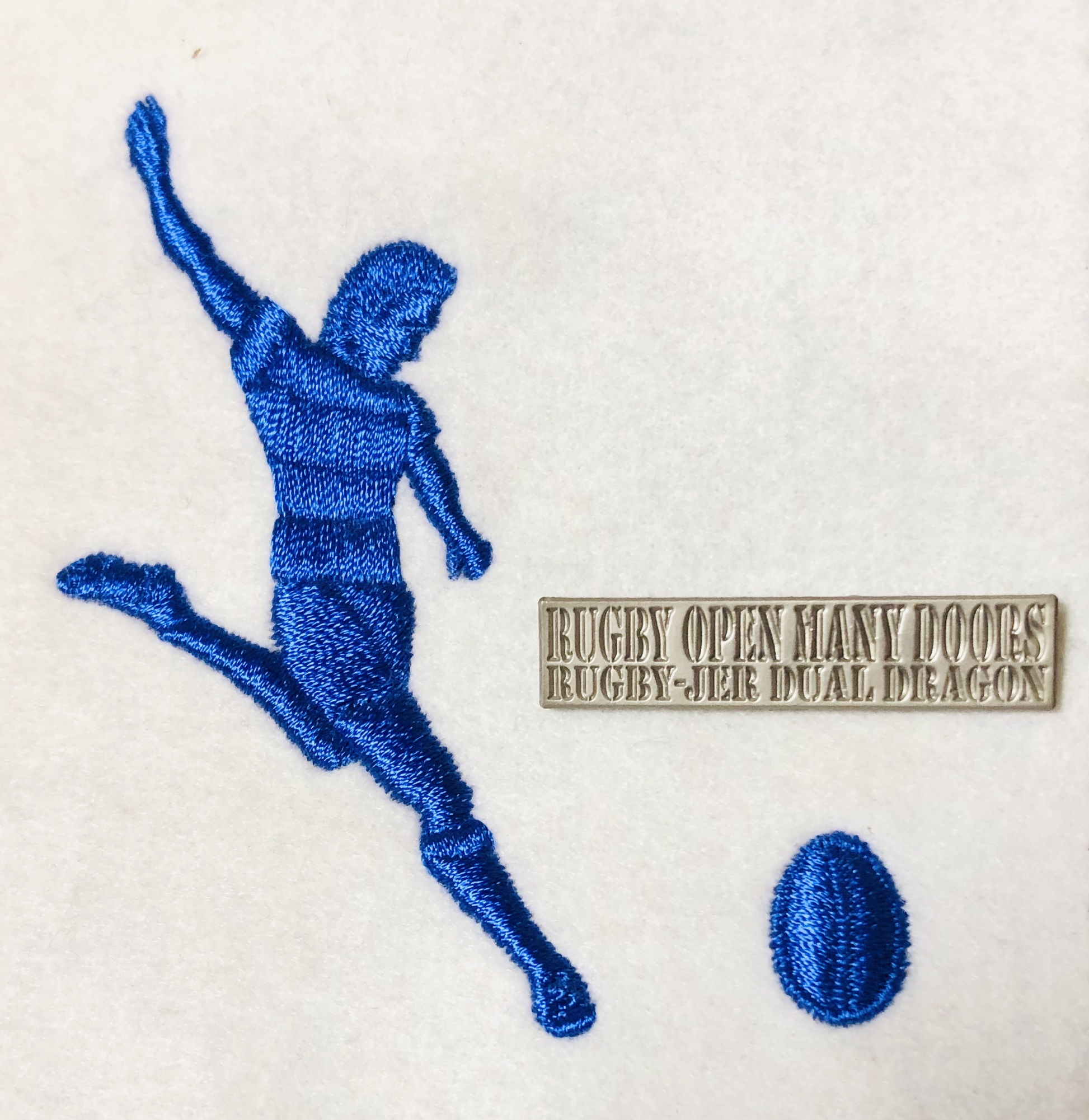キックオフロゴポロシャツとRUGBY OPEN MANY DOORSピンバッチ