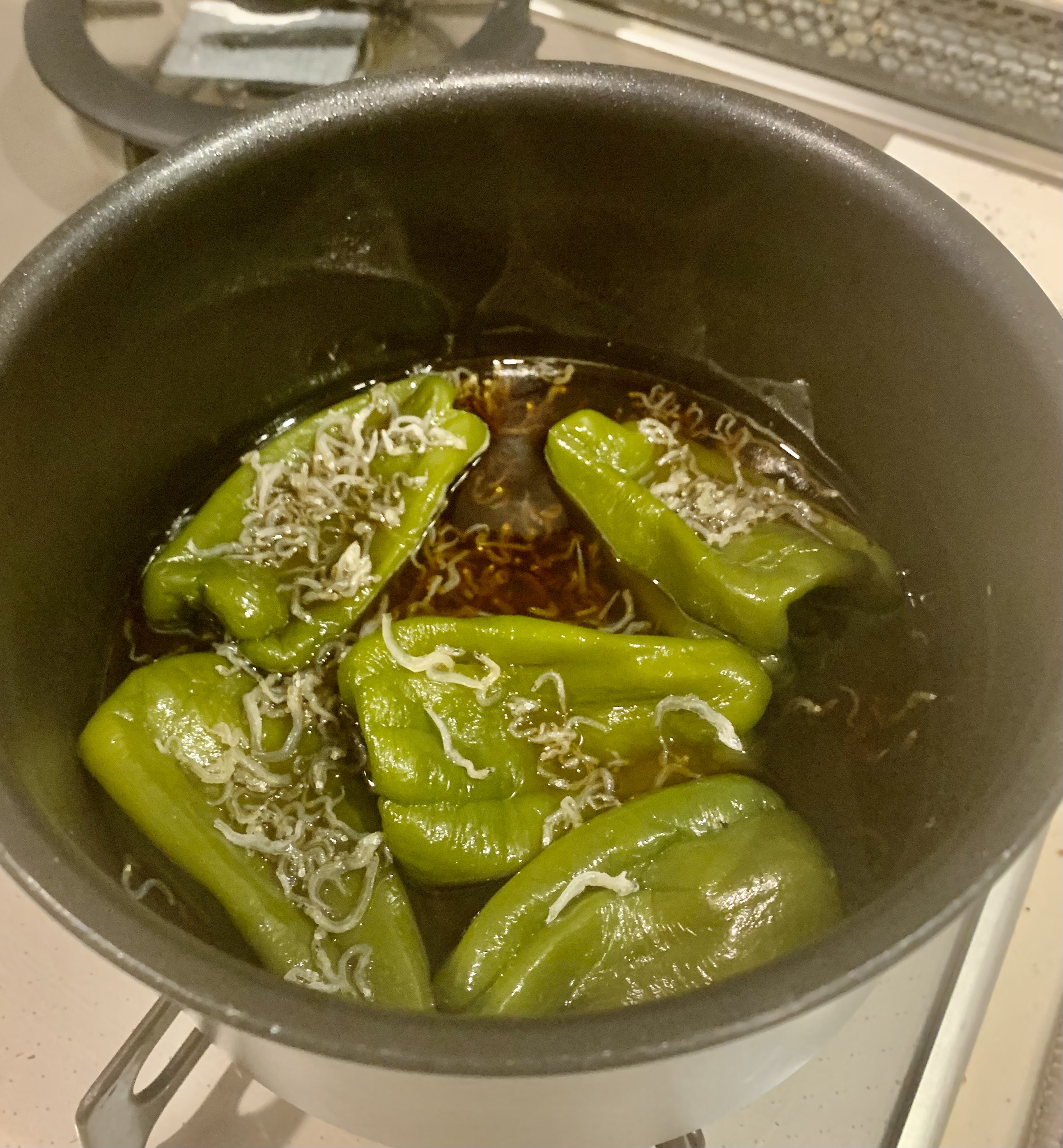 ちりめんじゃこのある食卓<゜)))彡let's cook：ちりめんとピーマンの丸ごと和風煮込み