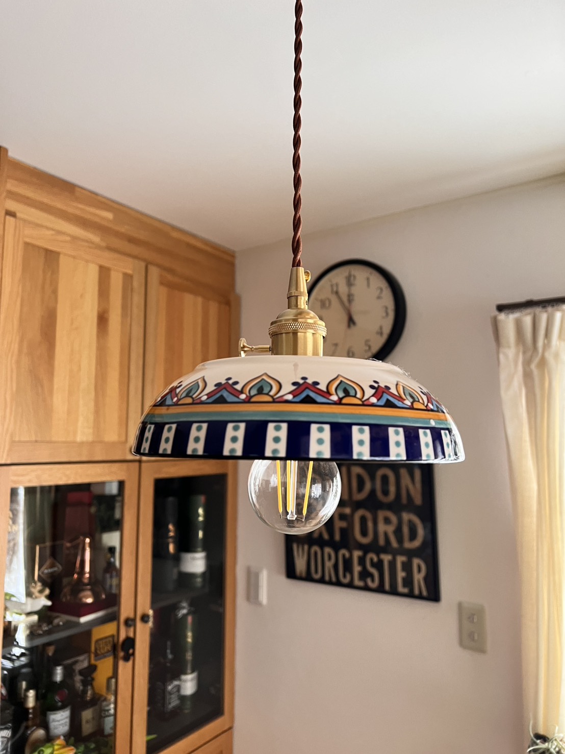 静寂の青、目覚める光のマンダラ モロッコ陶器シェード「リアドの灯火」ペンダントライト