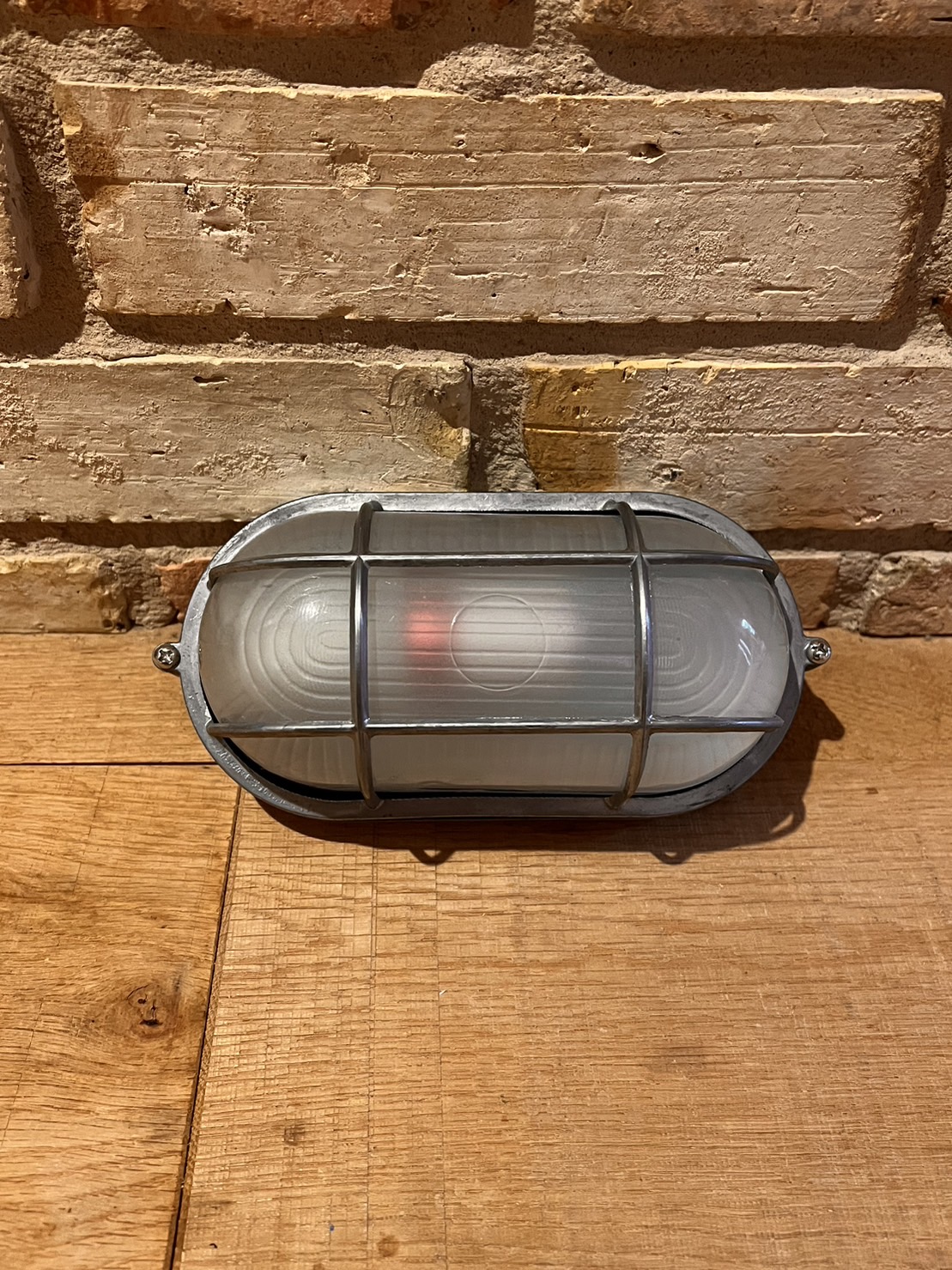 小空間に効く照明|アイアンとガラスが生む空間演出