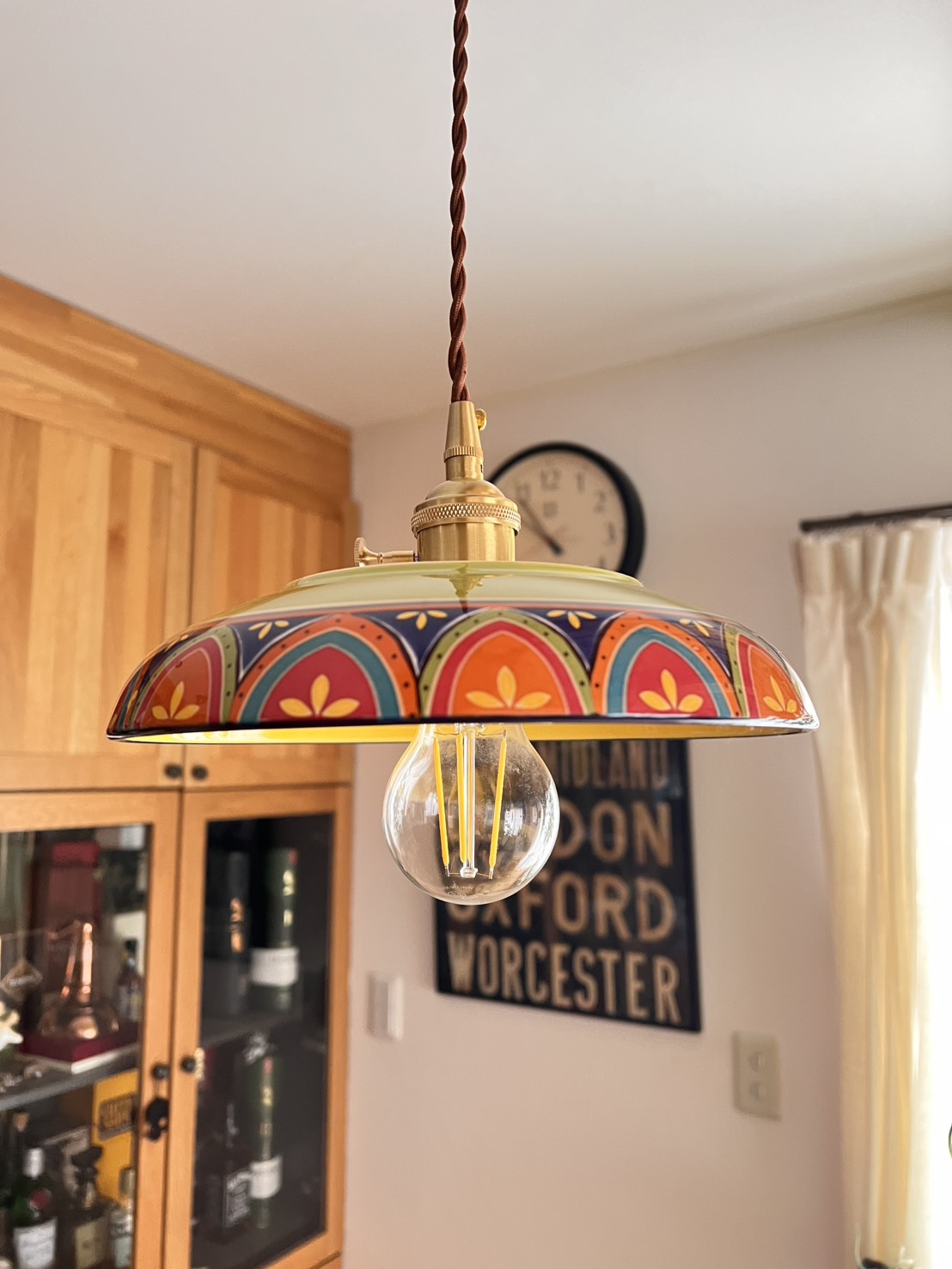 【おうちカフェを格上げ】チュニジア製陶器ペンダントライトで実現する「地中海リゾート風」インテリア