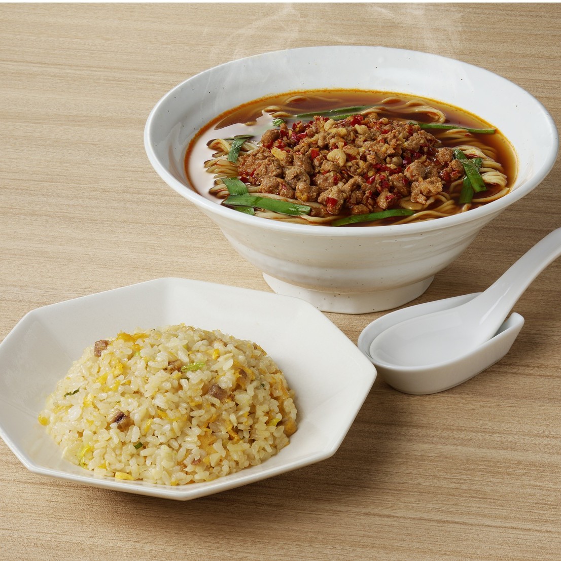 味仙八事店の「元祖・台湾ラーメン」×「にんにくチャーハン」セット　好評販売中！