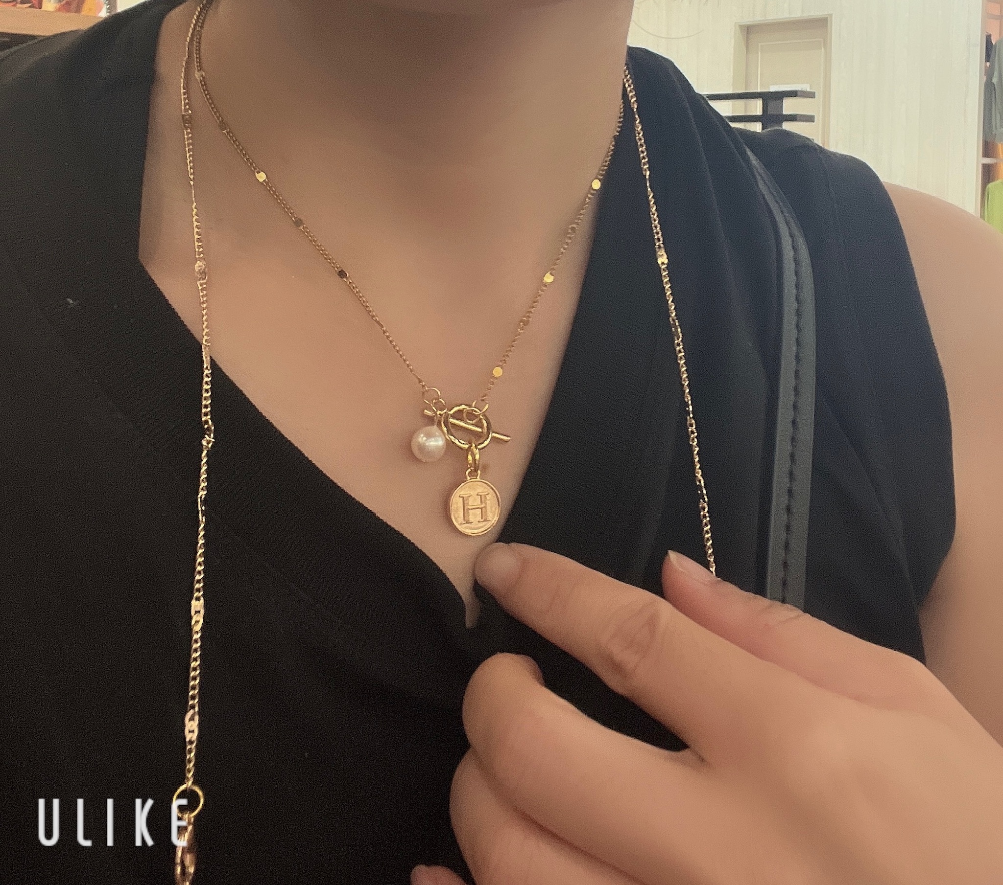 大人気！イニシャルネックレス