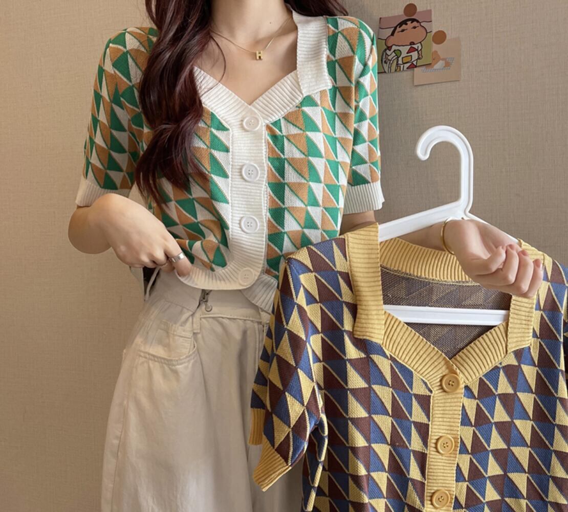 本日は新商品から選ぶ、乙女感のあるキュートなトップスをご紹介いたします🎶