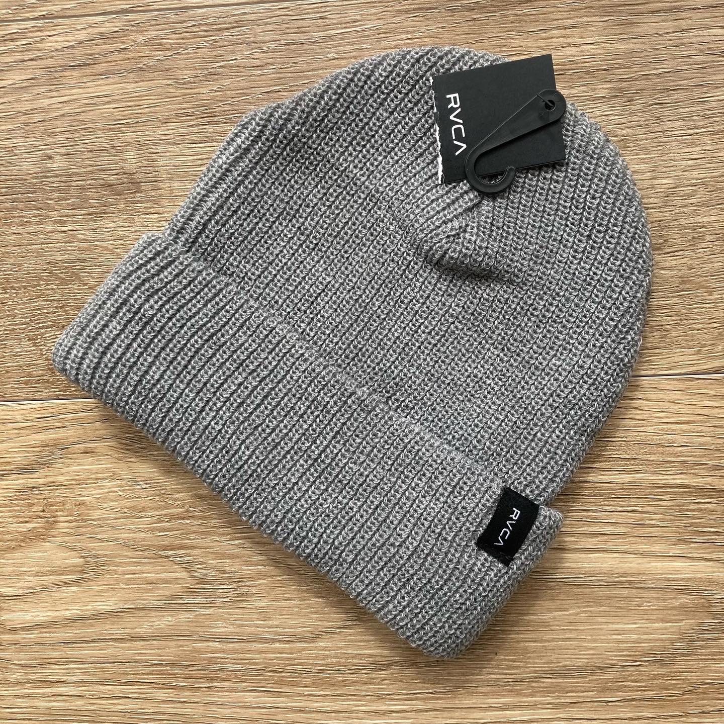 RVCAのグレーニットキャップ✨