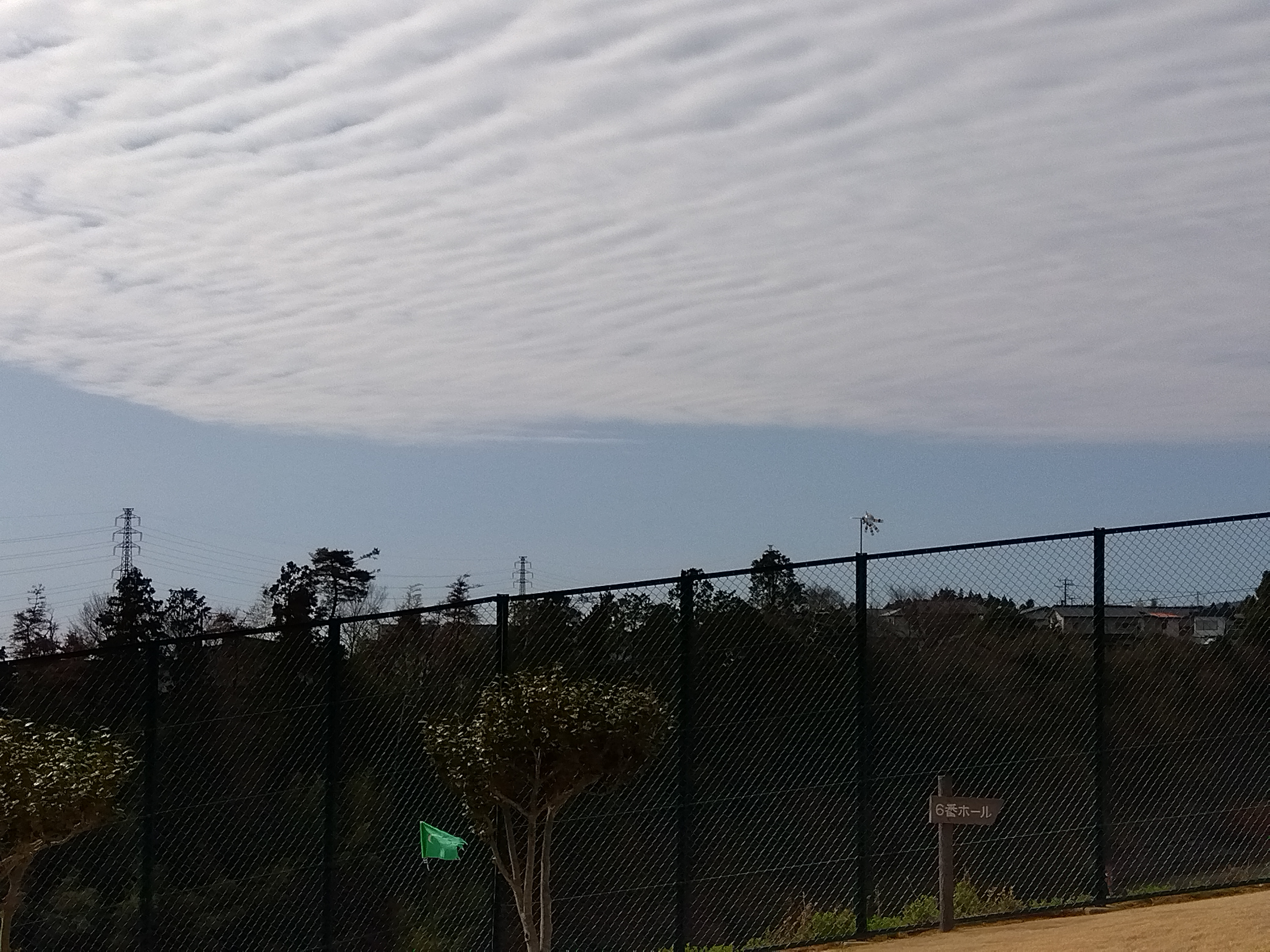 【空に浮かぶ雲】編 茨城県日立市の身近な風景のひとつ、 青い空に浮かぶ白い雲です。