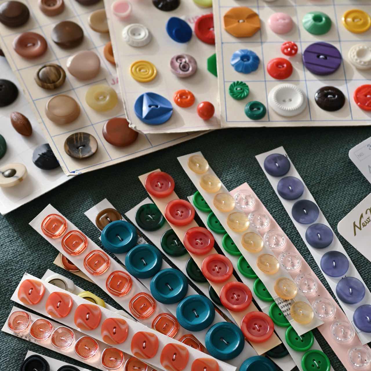 【 また新入荷 】レトロなボタンのコレクション