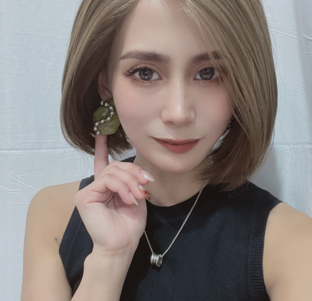 個性的ピアス✨大ぶり抹茶色のカジュアルピアス♡