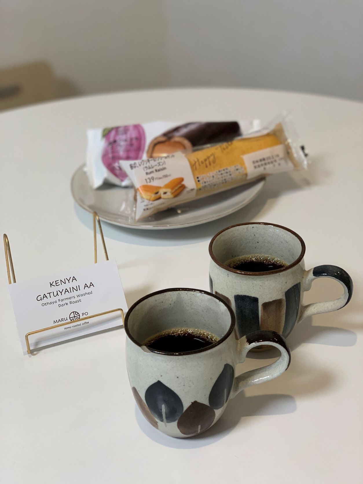 ファミリーマートで 香ばしいクッキーのクリームサンドと 濃厚ショコラエクレール を買ってきました