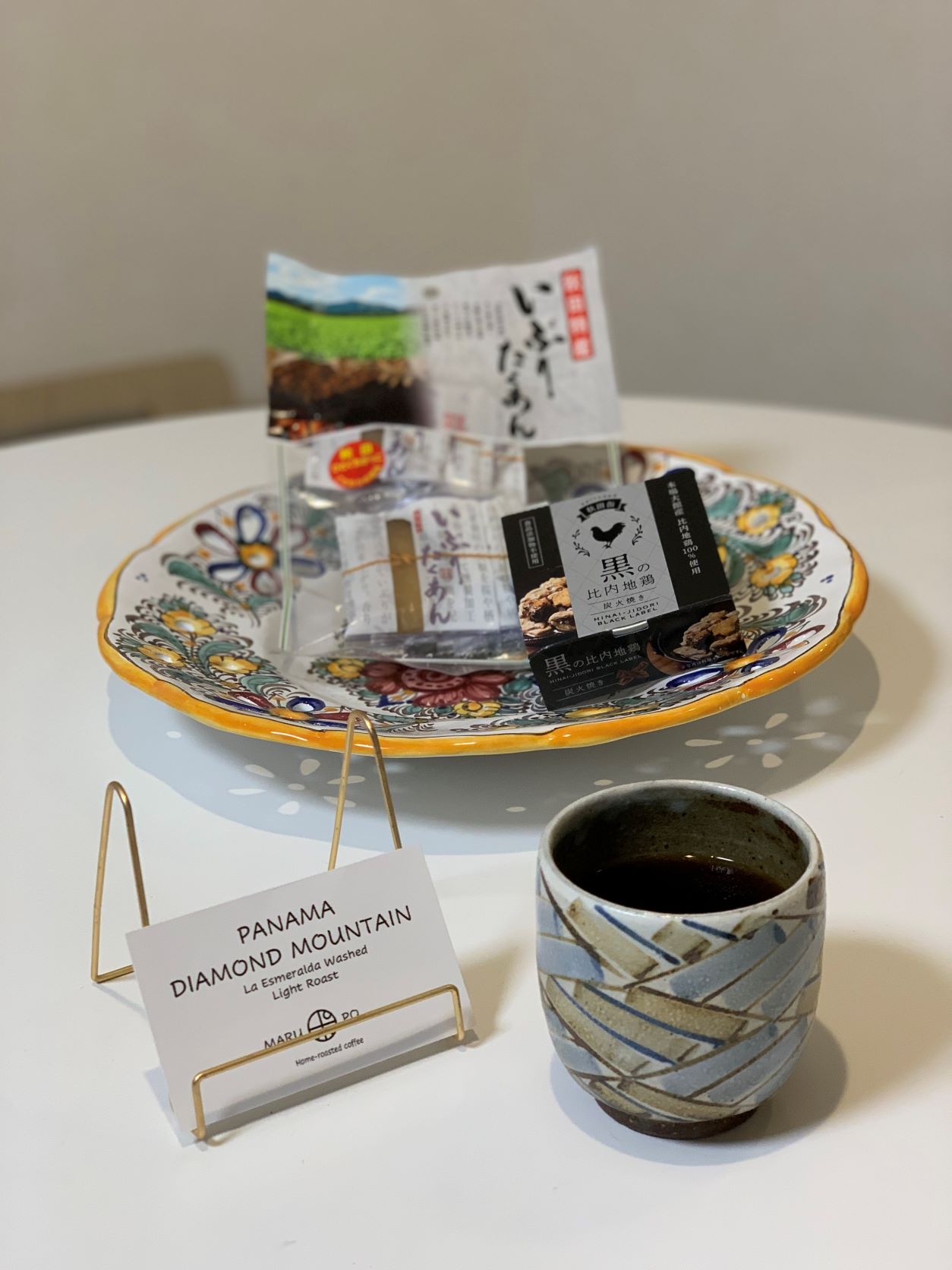“ひとくち漬物 いぶりたくあん“ と “黒の比内地鶏の缶詰“ をいただきました