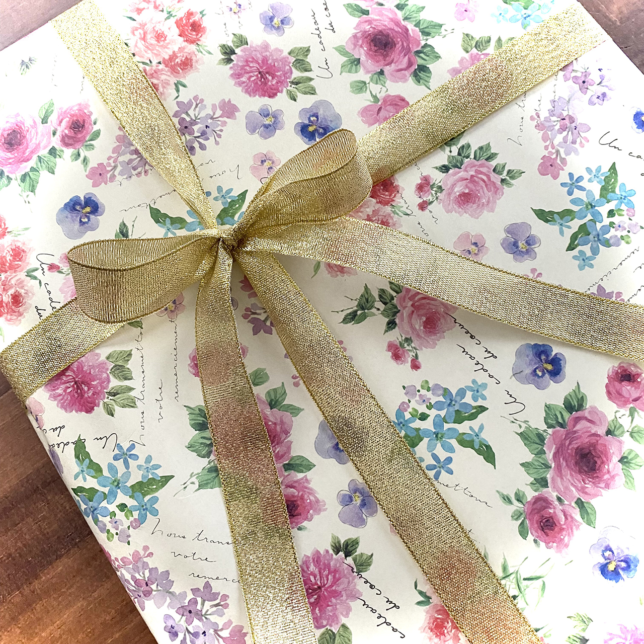 プレゼント包装始めました♡心をこめてラッピング致します♡