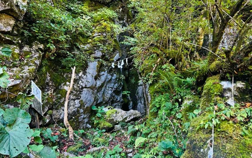【ブログ更新】剣山本宮岩室神社✨お不動様のお水をいただく
