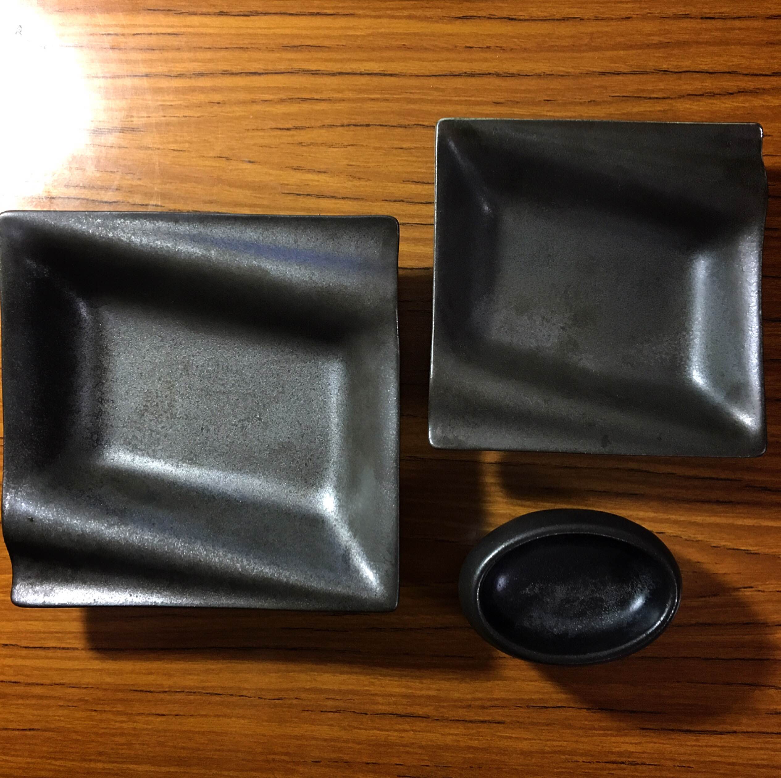 食卓の雰囲気を変える、黒い少し変わった形の食器！