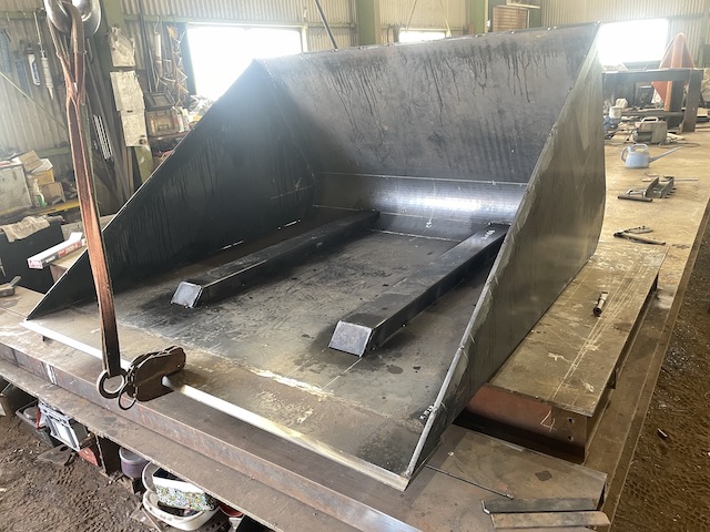 フォークリフト用バケット製作中です！